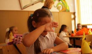 REVOLTĂTOR! Fetiţă cu sindrom Asperger UMILITĂ la şcoală de către directoarele instituţiei şi învăţătoarea de la clasă!