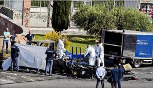 DRAMATIC! Două fetiţe şi o tânără de 20 de ani AU MURIT INCENDIATE într-o tabără de romi din Italia