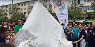 ŞOC şi GROAZĂ la Bacău, după dezvelirea noii statui a lui George Bacovia. Priviţi cu atenţie monumentul! (VIDEO)