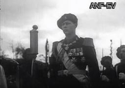 Imagini-document: Regele Mihai este înălţat la grad de sublocotenent, la 16 ani, de tatăl său, Carol al II-lea