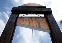 Şi-a plănuit moartea cu meticulozitate! Un bărbat s-a decapitat cu o ghilotină construită în casă