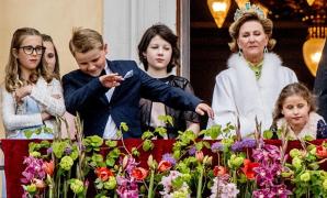 Simţul umorului e trăsătură de familie: După ce tatăl său s-a bărbierit în timpul unui discurs, micul Prinţ al Norvegiei a făcut spectacol din balconul regal GALERIE FOTO