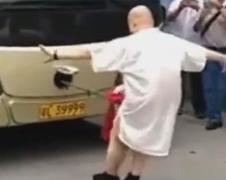 Cea mai  DUREROASĂ demonstraţie de forţă? Un maestru kung fu a tras un camion de 18 tone, folosindu-şi... ORGANUL (VIDEO)