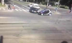 ACCIDENT VIOLENT în Timişoara, provocat de o şoferiţă gravidă: Un SMART a intrat într-un autobuz, după ce femeia a trecut pe roşu! Vezi MOMENTUL IMPACTULUI