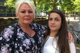 A vrut să îşi SALVEZE prietena de atacul brutal al iubitului acesteia şi a rămas cu cicatrici pe faţă. O tânără a fost lovită cu o HALBĂ SPARTĂ!