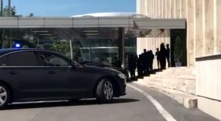 Jean Claude Junker, primit la Palatul Victoria printre SCANDĂRILE protestatarilor din Piaţa Victoriei! | VIDEO