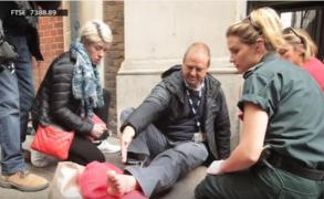 INCIDENT neobişnuit la Londra: Un cameraman BBC a fost accidentat de maşina liderului laburist Jeremy Corbyn (VIDEO)