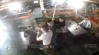 BĂTAIE CU BÂTE într-un bar din Timişoara, surprinsă de camerele de supraveghere (VIDEO)