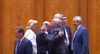 De ce l-a pupat Juncker pe chelie! Băsescu explică GESTUL MEMORABIL făcut de preşedintele Comisiei Europene (VIDEO)