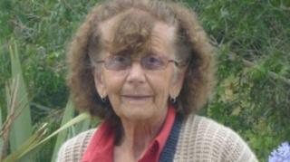 Şi-au dat propria fiică în judecată, pentru banii pe care i-au dat de-a lungul anilor! Tânăra e acum FALITĂ!