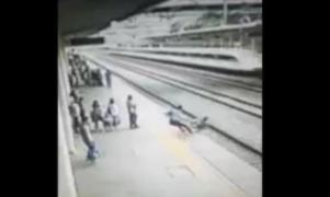 Salvare dramatică: O tânără a fost împiedicată să se sinucidă în ULTIMUL MOMENT. Fata voia să se arunce în faţa trenului VIDEO