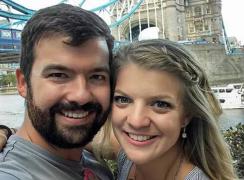 Aşa arată dragostea! Un tânăr a zburat MII de kilometri pentru a-şi vedea iubita. Trebuia să-i transmită un mesaj foarte important