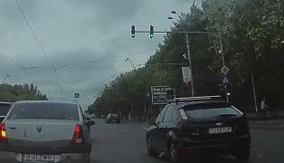 GEST ŞOCANT surprins pe Bulevardul Văcăreşti. Un tânăr ţâşneşte de pe trotuar şi se aruncă în faţa maşinii! IMAGINI CU PUTERNIC IMPACT EMOŢIONAL