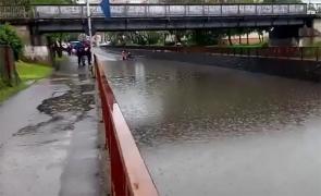 VIDEO Inundaţii la Satu Mare. Un pasaj pe sub calea ferată s-a transformat în câteva zeci de minute într-un adevărat lac