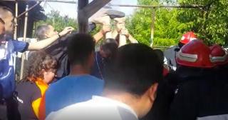 O fetiţă de 5 ani a căzut în puţ! Pompierii au intervenit de URGENŢĂ şi au reuşit să o scoată într-un timp record!