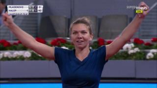 Simona Halep a câştigat a doua oară consecutiv turneul de tenis de la Madrid, al 15-lea trofeu din carieră