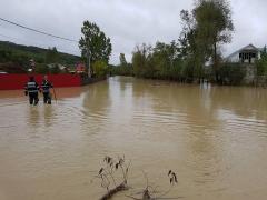 STARE DE ALERTĂ din cauza PLOILOR MASIVE! Pod rupt în Vaslui, CRATER DE 3 METRI în carosabil, case inundate, oameni EVACUAŢI (VIDEO)