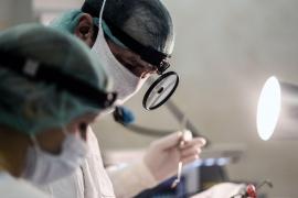 Scene incredibile în spital: Medicii au scos un PEŞTE VIU din gâtul unui bărbat