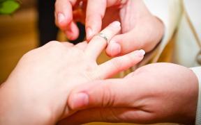 Anunţ important pentru tinerii care se căsătoresc! Primăria Capitalei ar putea să le dea bani