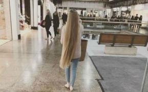 Rapunzel există! Faceţi cunoştinţă cu tânăra, cu părul de peste un metru lungime