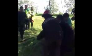 SALVARE SPECTACULOASĂ! Pompierii au scos un mânz dintr-o fântână, animalul fiind nevătămat după ce căzuse accidental acolo