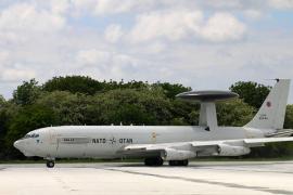 Unul dintre cele mai performante avioane NATO a ajuns la Bucureşti! Trei români lucrează la bordul aeronavei