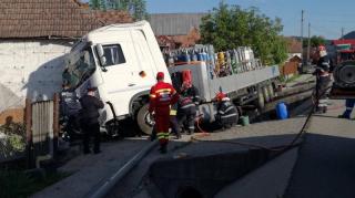 ACCIDENT CA-N FILME cu un tir plin cu butelii de oxigen. A lovit un parapet, a rupt un stâlp de curent, a distrus o ţeavă de gaz şi un gard şi s-a oprit într-o casă!