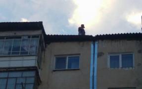 A preferat SĂ SE SINUCIDĂ, în loc să ajungă la PUŞCĂRIE! Arestat la domiciliu pentru tâlhărie, un bărbat din Târgovişte s-a aruncat de pe un bloc cu zece etaje