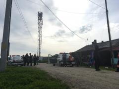 MOMENTE DRAMATICE! Un tânăr de 27 de ani, din Dej, AMENINŢĂ că se aruncă de pe stâlp dacă nu primeşte casă de la Primărie (VIDEO)