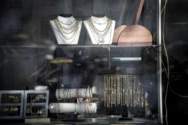 Jaf în centrul Timişoarei! Hoţii au spart un magazin de bijuterii şi au fugit cu aur şi diamante