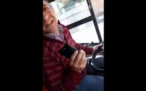 Șofer de autobuz filmat de o femeie vorbind la telefon în timp ce conduce: "Poți să mă reclami la cine vrei tu, te filez" (VIDEO)