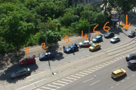 O gură de canal fără capac FACE RAVAGII în traficul din Capitală. Mașinile distruse, oprite pe șosea, în șir indian (VIDEO)