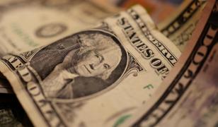 Curs valutar. Dolarul coboară la minimul istoric al ultimelor şase luni