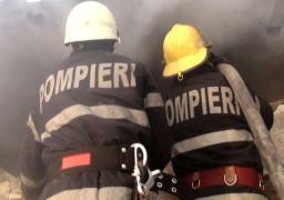 A luat foc un bloc de garsoniere din Prahova. Pompierii au evacuat peste 30 de persoane, se intervine cu mai multe autospeciale