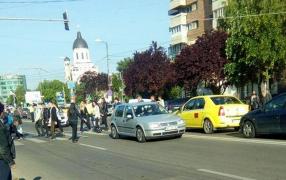 Un şofer de 70 de ani, din Bacău, a trecut pe roşu şi a intrat cu maşina într-un grup de persoane, pe trecerea de pietoni!