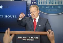 VIRAL O imagine cu purtătorul de cuvânt al Casei Albe, "ascuns" în tufişuri, face furori pe Internet (FOTO)