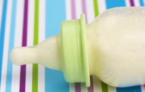 Sfârşit crunt pentru un bebeluş! Micuţul a fost hrănit doar cu lapte vegetal şi a murit de malnutriţie. Părinţii riscă ani buni de puşcărie!