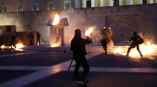 Incidente violente la Atena, la un protest anti-austeritate! Poliţia a intervenit în forţă împotriva unor demonstranţi agresivi