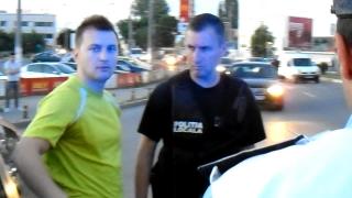 Accident la Buzău, chiar lângă maşina poliţiei. Şoferul, o beizadea locală, a luat-o la fugă pe jos, cu poliţiştii pe urmele lui (VIDEO)