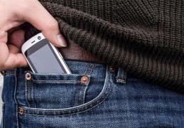 Acesta este CEL MAI MIC smartphone 4G din lume! Are o baterie mai bună ca iPhone 7 (FOTO&VIDEO)