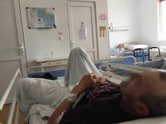 CAZ ŞOCANT în Botoşani: Un bărbat şi-a tăiat piciorul cu TOPORUL, şi-a băgat membrul în pungă şi s-a dus la spital! Medicii, ŞOCAŢI: Nu am mai văzut aşa ceva!