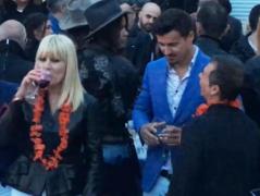 Elena UDREA, la petrecerea de 1 Mai, în cel mai LUXOS CLUB de la malul mării! Blonda de la Cotroceni a dat frâu liber MIŞCĂRILOR LASCIVE