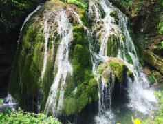 Cascada Bigăr, UNICĂ ÎN LUME, luată cu asalt de 1 Mai! Imagini de basm cu cea mai spectaculoasă cădere de apă din Banat (VIDEO)