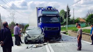 ACCIDENT pe Dealul Negru. A intrat frontal într-un TIR şi a murit pe loc!