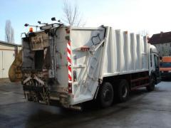 MOARTE VIOLENTĂ! Un manipulant de pe maşina de gunoi a fost strivit de un stâlp, într-un sat din Vrancea, în timp ce şoferul mergea cu spatele!