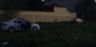 DESCOPERIRE MACABRĂ! Bărbat găsit MORT într-un taxi, înfăşurat într-o pătură, în spatele casei lui Florin Salam! (VIDEO)