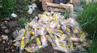 Zeci de cornuri şi cutii cu lapte pentru şcolari, găsite aruncate pe un teren din Braşov. Autorităţile fac anchetă