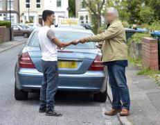 "Șefu, să mor eu, 20.000 de lire, într-o zi!" Un român, proprietarul unei spălătorii auto în Anglia, surprins când explică cum FURĂ MAŞINI sau bani şi telefoane din maşini (VIDEO)