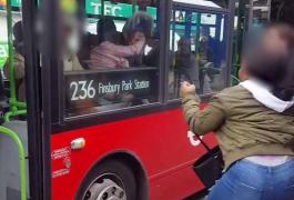 VIDEO ŞOCANT! BĂTAIE cu pumni şi picioare între mai multe TINERE într-un autobuz londonez. Pasagerii au fugit de frică