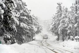 O FURTUNĂ DE ZĂPADĂ a paralizat un oraș întreg! Nu s-a mai întâmplat asta de 42 DE ANI! Dimensiunile nămeților sunt ULUITOARE